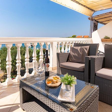 Apartman Petra S Pogledom Na More Banjol Ngoại thất bức ảnh