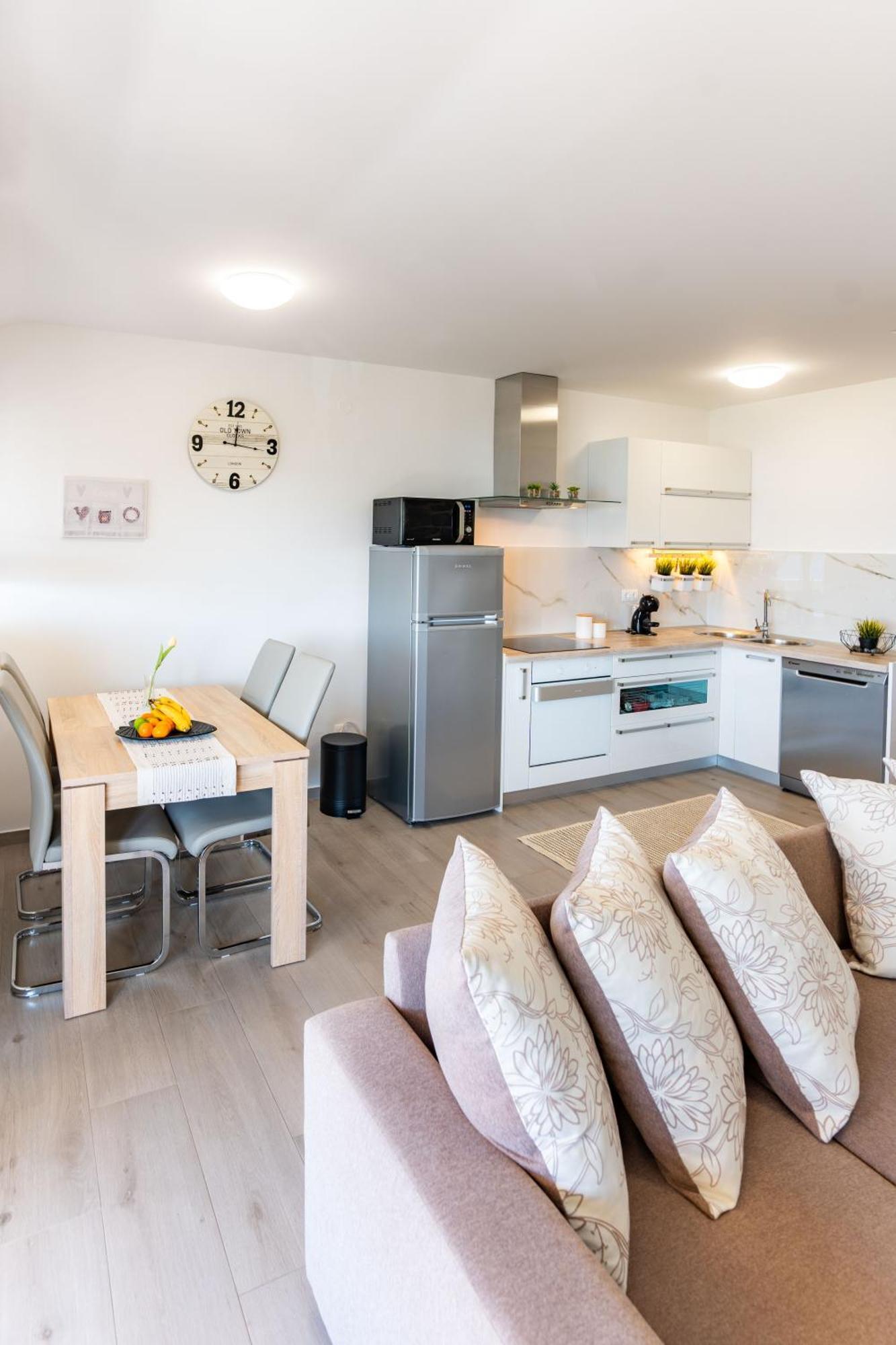 Apartman Petra S Pogledom Na More Banjol Ngoại thất bức ảnh