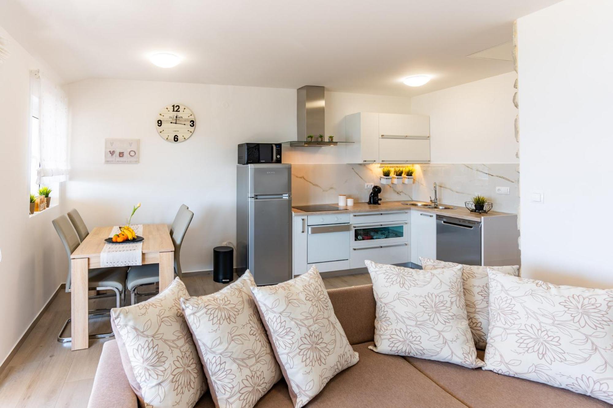 Apartman Petra S Pogledom Na More Banjol Ngoại thất bức ảnh